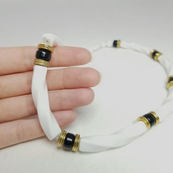 Vintage Chunky White and Black Beaded Collar Necklace, Retro 80s Syle Design - Picture 1 of 4